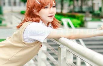 连体衣与Sally Dorasnow：高清写真下那些轻柔的触感